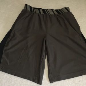 Under Armour gray & black drawstring athletic basketball shorts size M